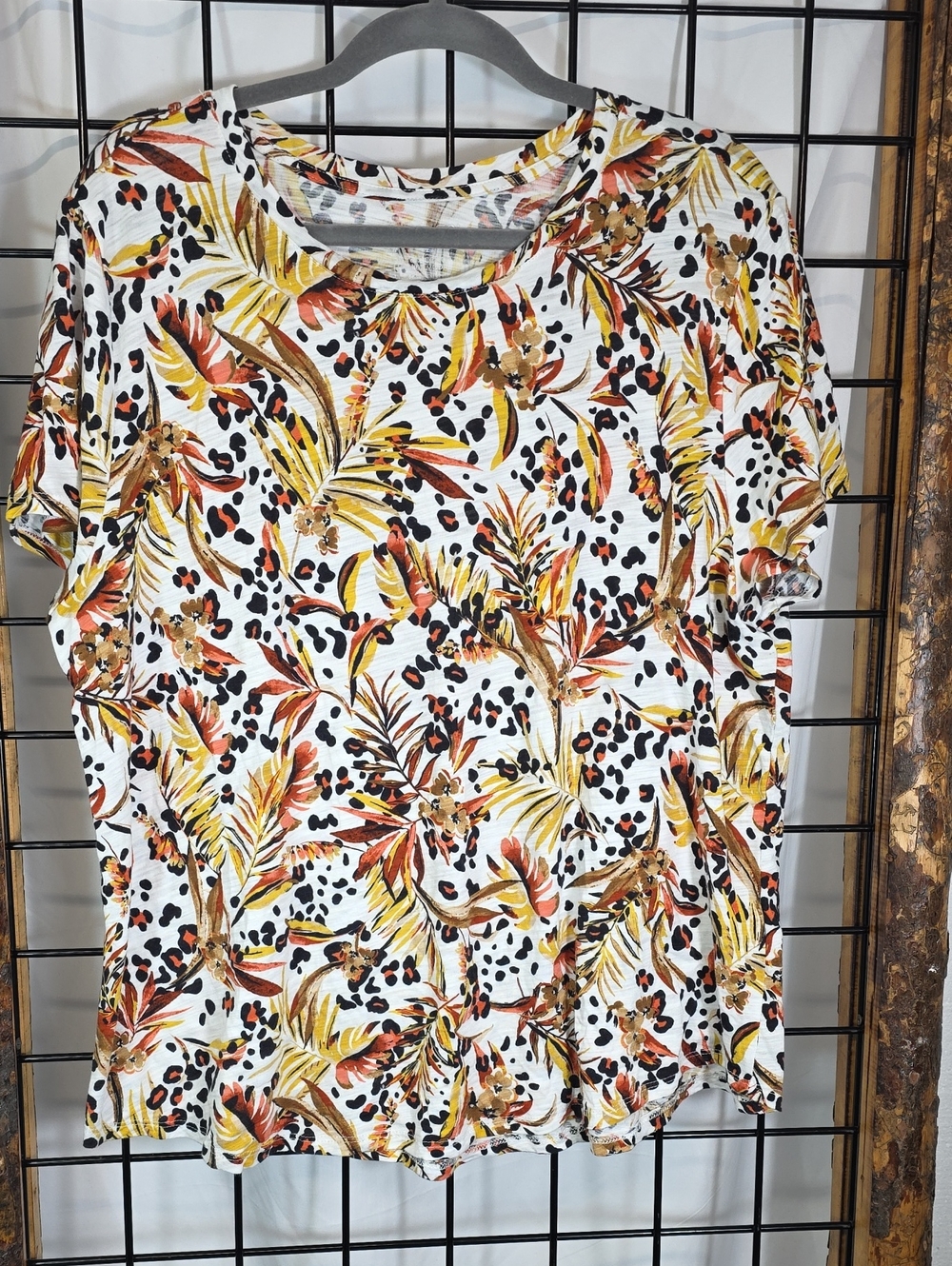 Women’s White Tropical Leaf & Spot Short Sleeve Tee - Casual Printed Top